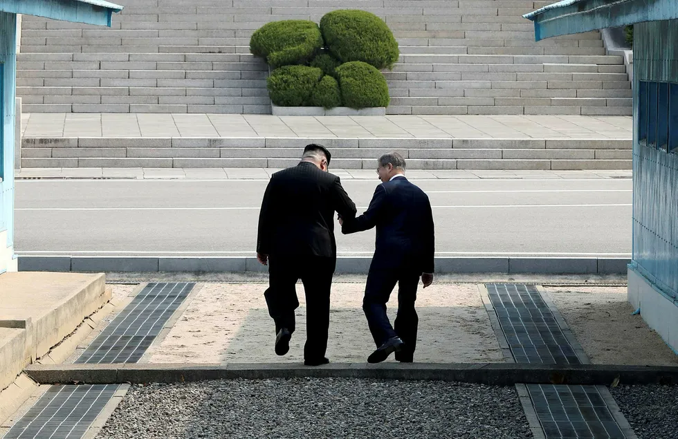 Den sør-koreanske presidenten Moon Jae-in og Nord-Koreas president Kim Jong Un møttes fredag i den demilitariserte sonen mellom de to landene. Foto: Handout .