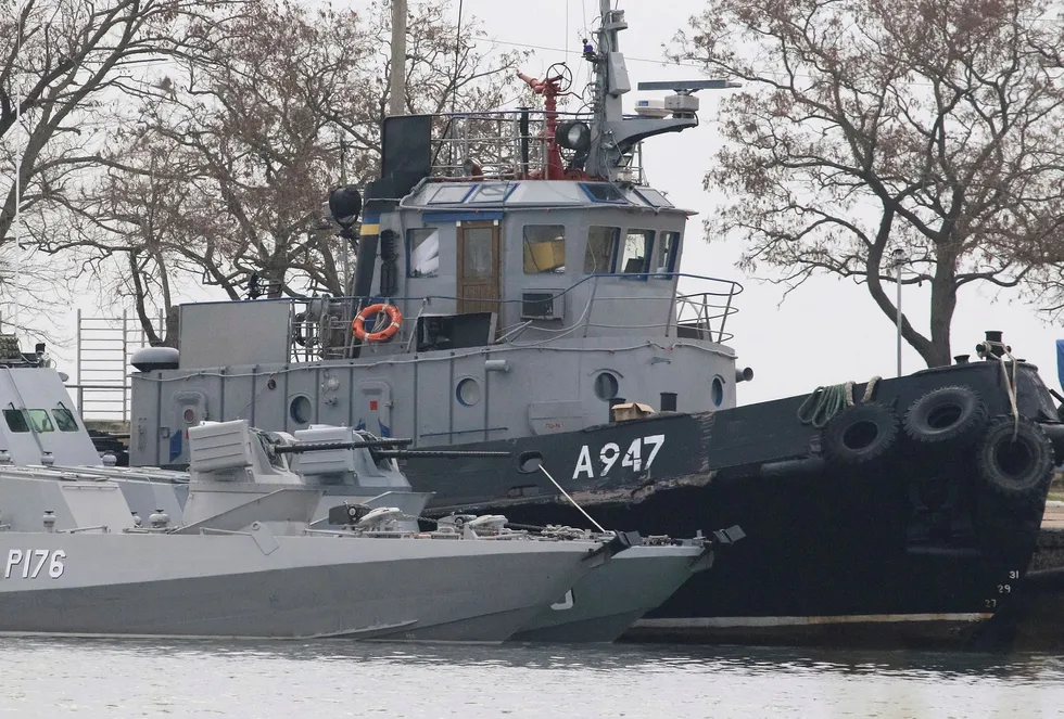To av de ukrainske skipene, en pansret kanonbåt og en slepebåt, som russerne søndag tvang inn til den russiske havnebyen Kertsj.