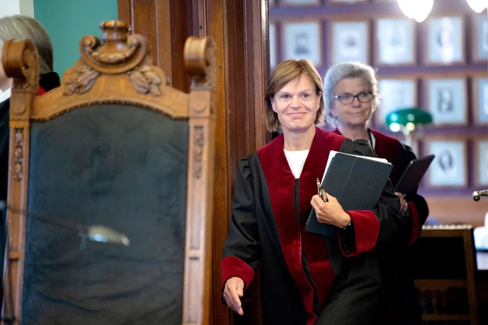 Høyesterettsdommerne Ragnhild Noer (foran) og Wenche Elizabeth Arntzen var blant de fem dommerne som forkastet anken fra de to som ble dømt for 65 fullførte tilfeller av Olga-svindel. Her fra da de behandlet den første BankID-saken i Høyesterett i 2020.