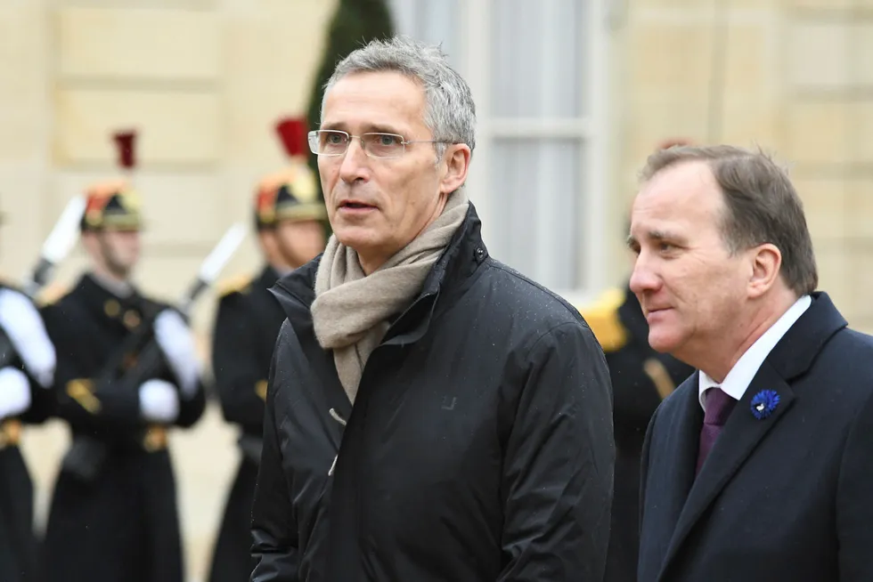 Natos generalsekretær Jens Stoltenberg og Sveriges fungerende statsminister Stefan Löfven ankommer til Élyséepalasset for å spise lunsj med andre ledere i forbindelse med hundreårsdagen for våpenhvilen som satte sluttstrek for første verdenskrig.
