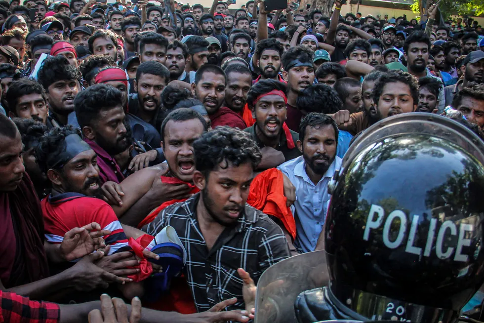 Mange tusen universitetsstudenter og andre demonstrerte utenfor boligen til Sri Lankas statsminister Mahinda Rajapaksa på søndag i protest mot den økonomiske krisen.
