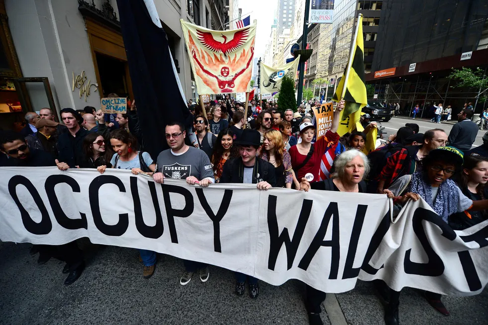 Bevegelsen Occupy Wall Street inntar Fifth Avenue i New York 1. mai 2012, i protest mot USAs finanselite.