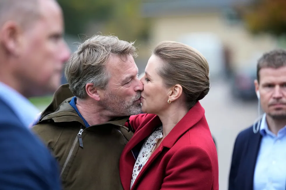 Omgitt av sikkerhetsvakter kysset statsminister Mette Fredriksen sin ektemann Bo Tengberg etter å ha avgitt sin stemme i det danske valget tirsdag.