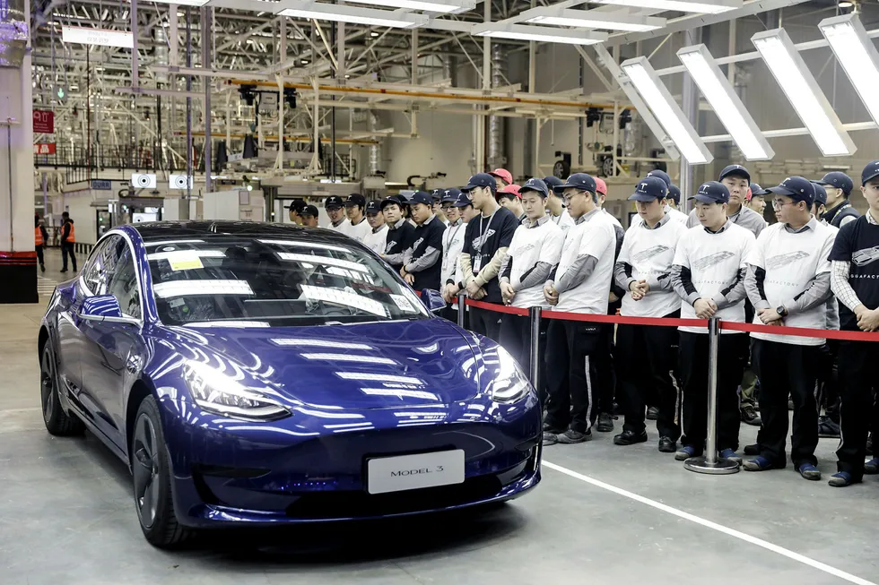 Her er den første Kina-produserte Tesla Model 3 på vei ut av Tesla sin kjempefabrikk i Shanghai.