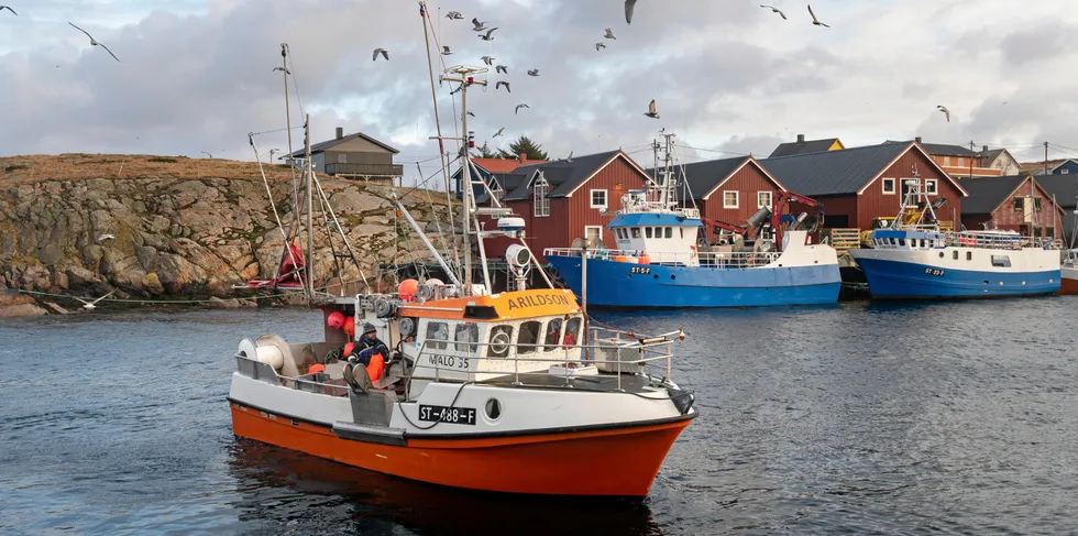 Sjarken «Arildson» inne til levering hos Mausundvær Fiskemottak ytterst på kysten av Trøndelag.