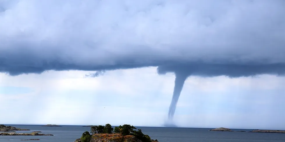 En skympumpe også kalt minitornado, oppstod i går formiddag utenfor Arendal. Foto: Espen Bierud/Havforskningsinstituttet.