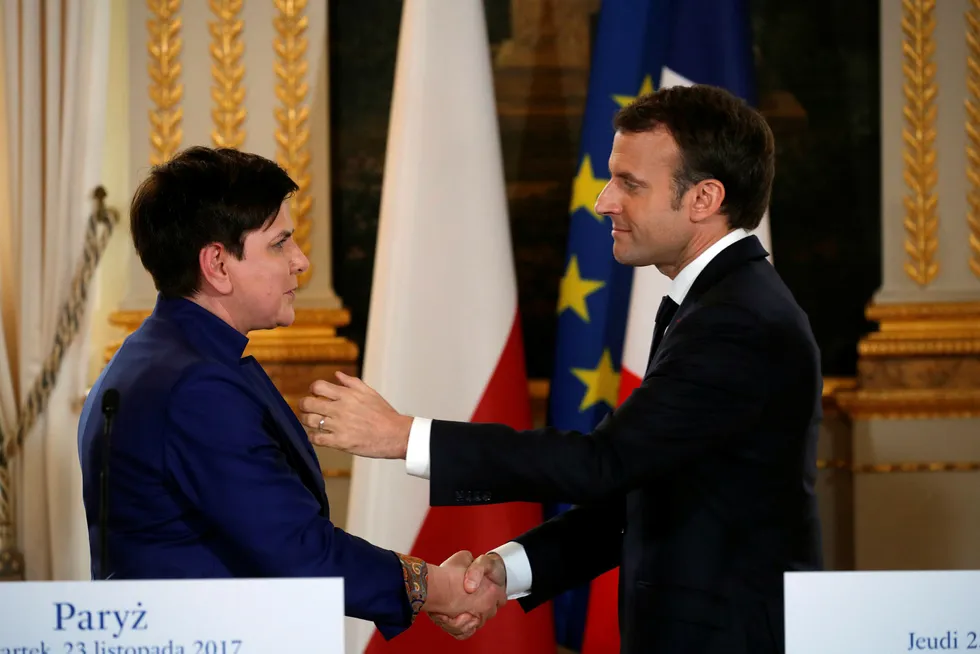 Frankrikes president Emmanuel Macron og Polens statsminister Beata Szydlo etter et møte i Paris torsdag. Foto: Philippe Wojazer/NTB Scanpix