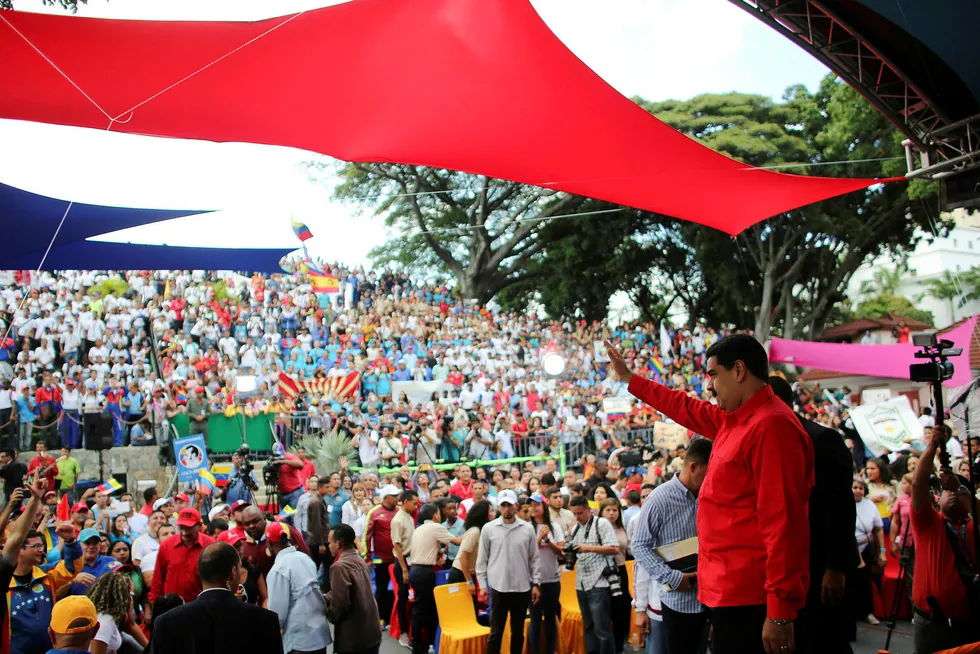 Venezuelas omstridte president Nicolás Maduro møter studenter foran presidentpalasset Miraflores tidligere denne uken. Maduros og hans forgjenger Hugo Chávez' ledelse av landet har ført til at mange internasjonale selskaper har trukket seg ut av landet. Foto: Handout/Reuters/NTB scanpix