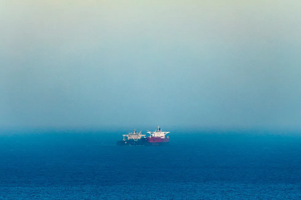 Skyggeflåten gjør sanksjonene mot Russland mindre effektive. Her skjer omlasting av olje fra skip til skip i Lakonikos-gulfen utenfor Hellas.