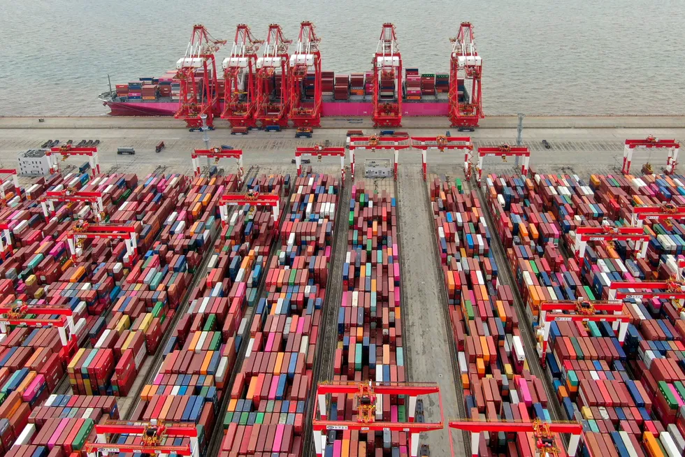 Kina har hatt høy eksportvekst gjennom koronapandemien. Nulltoleransestrategien har holdt smitten under kontroll. Aktiviteten i den kinesiske økonomien har bremset ned de siste ukene. Dette ventes å fortsette ut året. Her fra Yangshan-havnen i Shanghai.