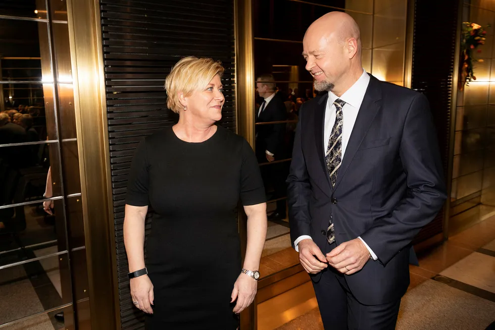 Finansminister Siv Jensen i samtale med Yngve Slyngstad, sjefen for Oljefondet, før sentralbanksjefens årstale tidligere i år.