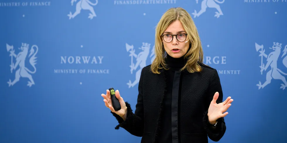 Karen Helene Ulltveit-Moe, fra da hun presenterte utredningen om lakseskatt for daværende finansminister Siv Jensen i 2019.