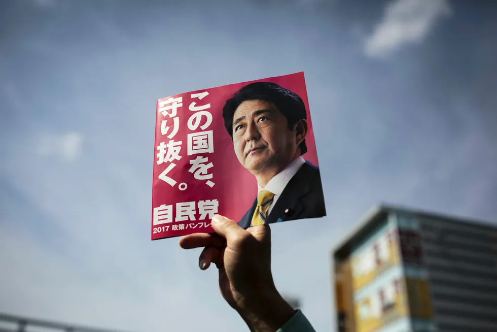 Japans statsminister Shinzo Abe og hans liberaldemokratiske parti ligger an til å gjøre nesten rent bord i søndagens valg. Foto: Behrouz Mehri/AFP photo/NTB scanpix