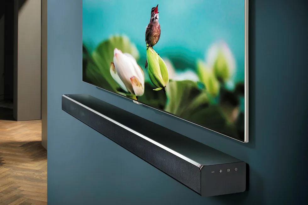 En lydplanke er enkleste vei til god tv-lyd med dagens ultratynne tv-er. Foto: Samsung