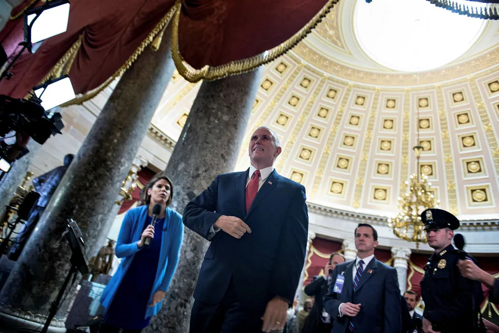 Visepresident Mike Pence på vei til å stemme for skattereformen i Kongressen i Washington. Foto: Brendan Smialowski/AFP/NTB Scanpix