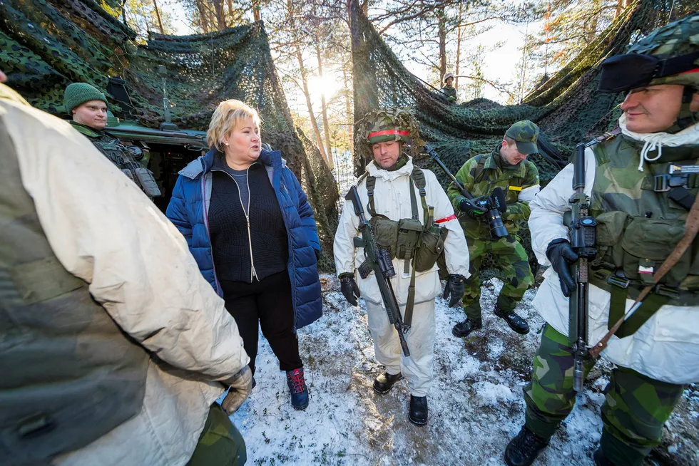 Statsminister Erna Solberg fikk omvisning av den svenske brigadesjefen Lennart Widerstöm (til høyre) under Nato-øvelsen Trident Juncture i fjor høst. Senere var den norske hæren på øvelse i Sverige. Foto: Heiko Junge/NTB Scanpix