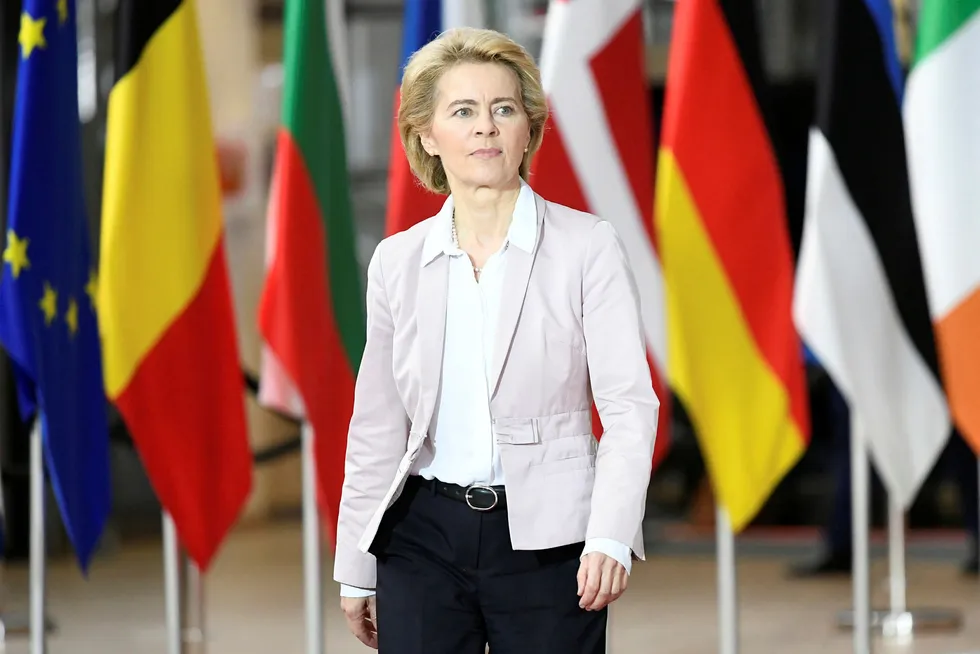 Europakommisjonens nye president Ursula von der Leyen må sørge for å skape politikk og globale løsninger, ikke ende i en skvis mellom de to store, Kina og USA, mener artikkelforfatteren.