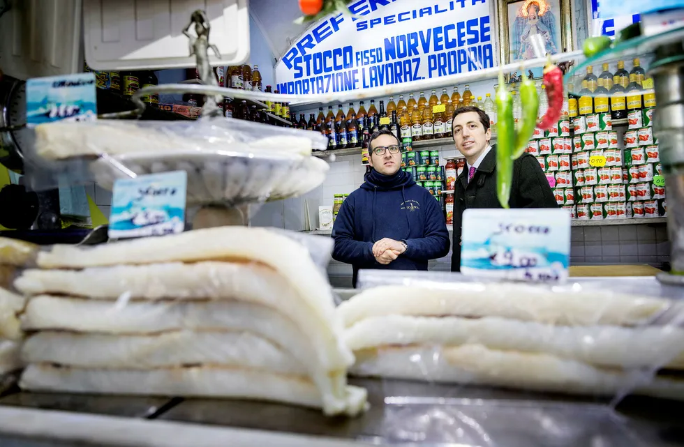 Tørrfisk ferdig til bruk i fiskeforretningen til Vinzenzo Apicella (til venstre). Her sammen med agenten Nico Alloia. Foto: Gunnar lier