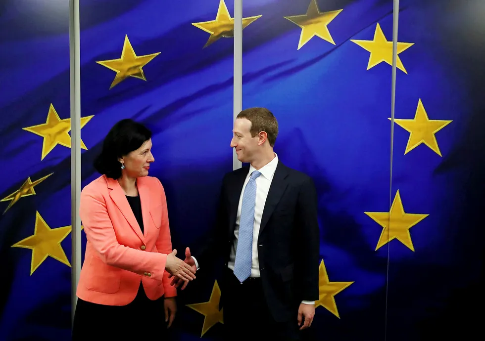 Facebook-sjef Mark Zuckerberg møtte EU-toppene i Brussel mandag, blant dem Vera Jourova, kommissær for verdier og åpenhet.