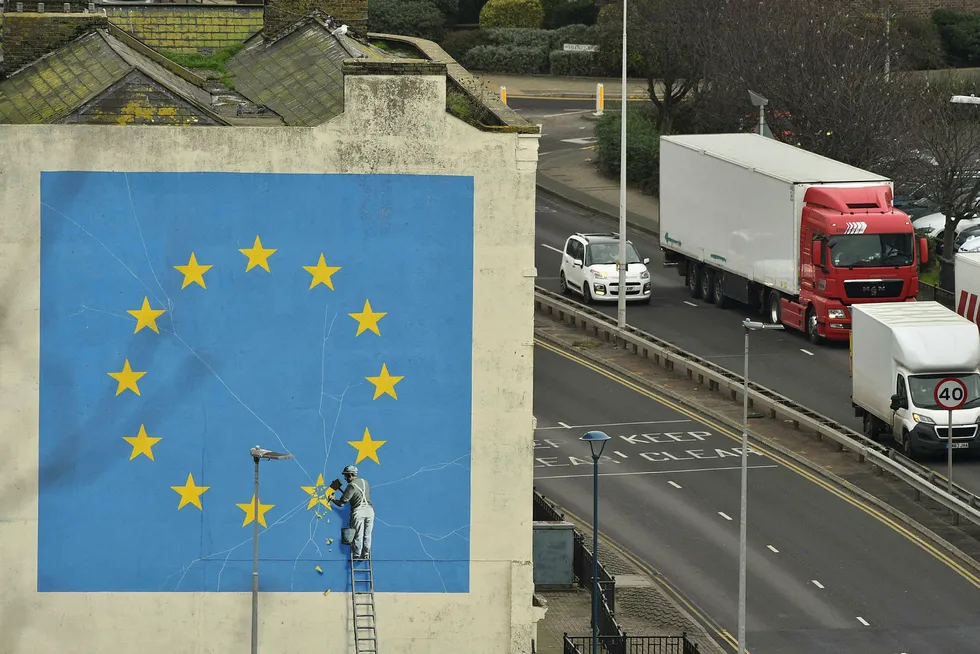 Det tikker ubønnhørlig ned mot skilsmissedatoen mellom Storbritannia og EU. Her slik popartisten Banksy ser det, på en mur i Dover. Maleriet forestiller en arbeider som hugger vekk en av stjernene i EU-flagget.