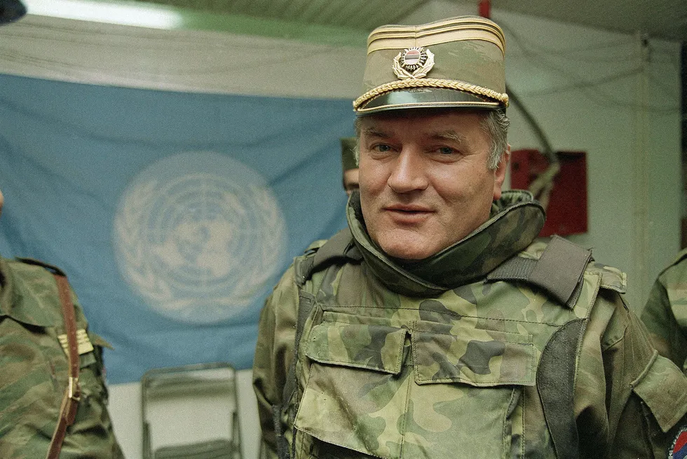 Tidligere general og hærsjef i Bosnia og Serbia, Ratko Mladic, får sin dom onsdag. Bildet viser Mladic i uniform i 1993 ved et FN-flagg på flyplassen i Sarajevo. Foto: Jerome Delay/AP photo/NTB scanpix