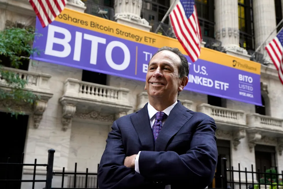 Under tickeren «BITO» ble det handlet i Bitcoin-futures for første gang på NYSE i dag. Her er ProShares-sjef Michael Sapir.