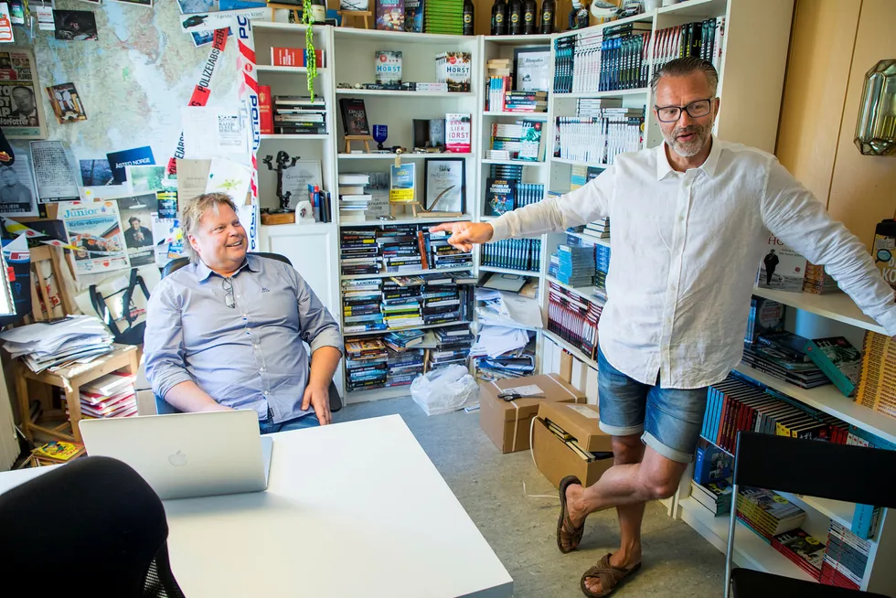 Forfatteren Jørn Lier Horst (til venstre) i sin skrivestue med medforfatter Thomas Enger. De har stor salgssuksess med krimromanen «Nullpunkt». Boken er også første utgivelse på Horsts nyopprettede forlag Capitana. Foto: Gunnar Lier