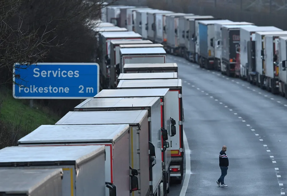 Milelang kø og flere overnattinger i vogntogene fastlåst utenfor Dover etter at Frankrike stengte grensen mot Storbritannia.