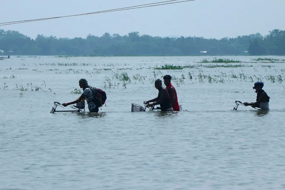 Millioner av mennesker i India har forlatt sine hjem på grunn av enorme oversvømmelser. Bildet er fra Boko i Kamrup-distriktet i regionen Assam. Samtidig herjer tørken i andre deler av India.