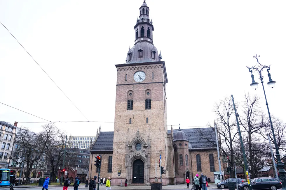 Bevaring av historiske kirkebygg som Oslo Domkirke bør støttes av staten. Driften bør finansieres ved en frivillig kirkeskatt.