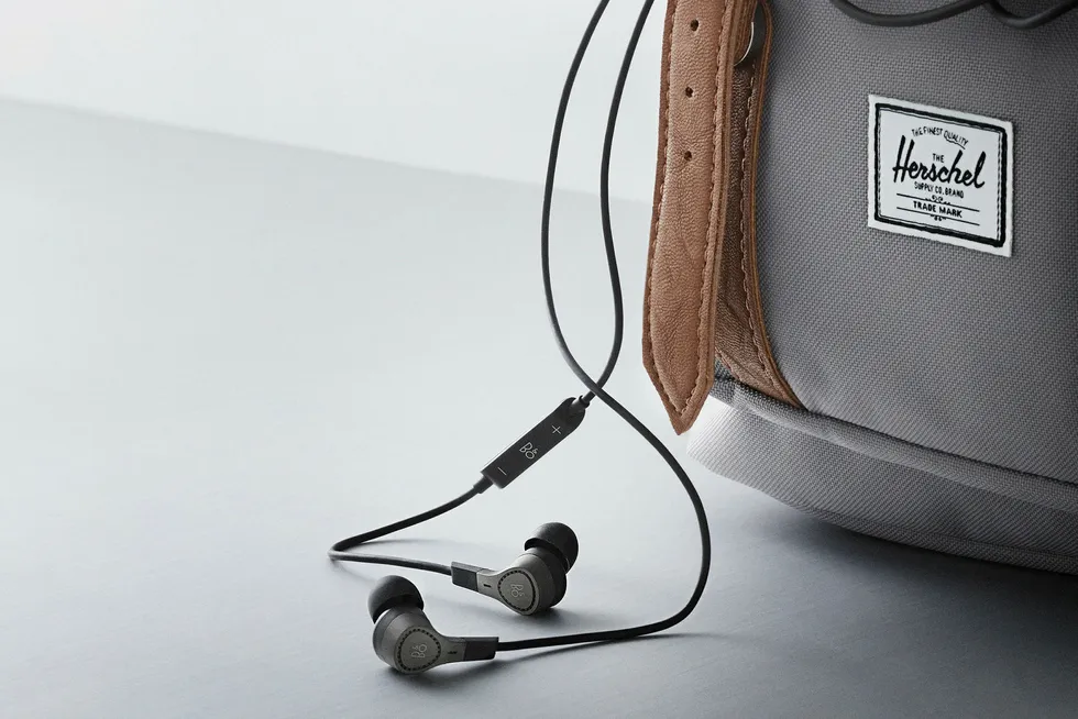 Støydempende ørepropper er et mer hendig alternativ til støydempende hodetelefoner. Foto: Bang & Olufsen