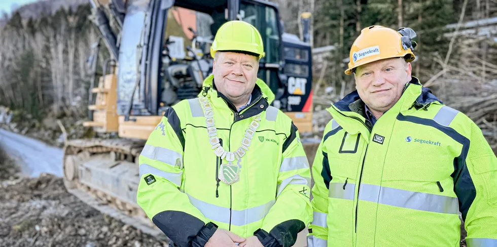 Ordfører i Vik kommune Roy Egil Stadheim (t.v.) og konsernsjef i Sognekraft, Terje Bakke Nævdal, fulgte byggestarten ved Feios kraftverk i mars 2023.