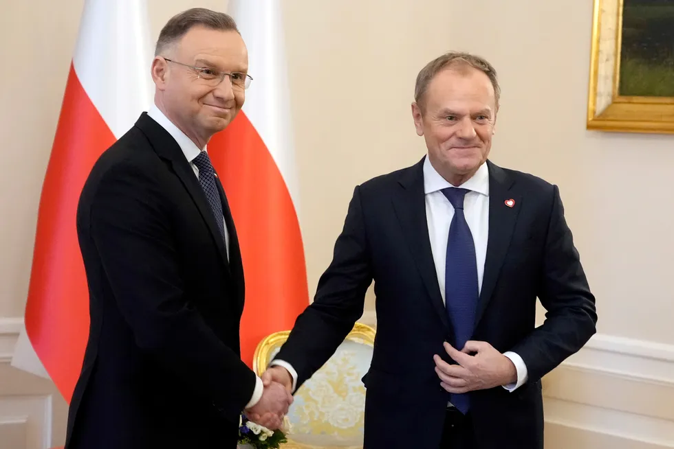 Håndtrykk, men langt fra perlevenner. Polens president Andrzej Duda og statsminister Donald Tusk.