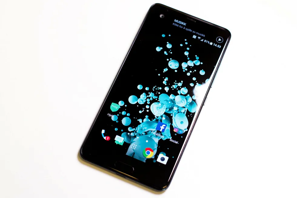 HTC U Ultra er en solid telefon av det større slaget. Med kunstig intelligens på plass kan den bli en av årets beste telefoner. Foto: Magnus Eidem