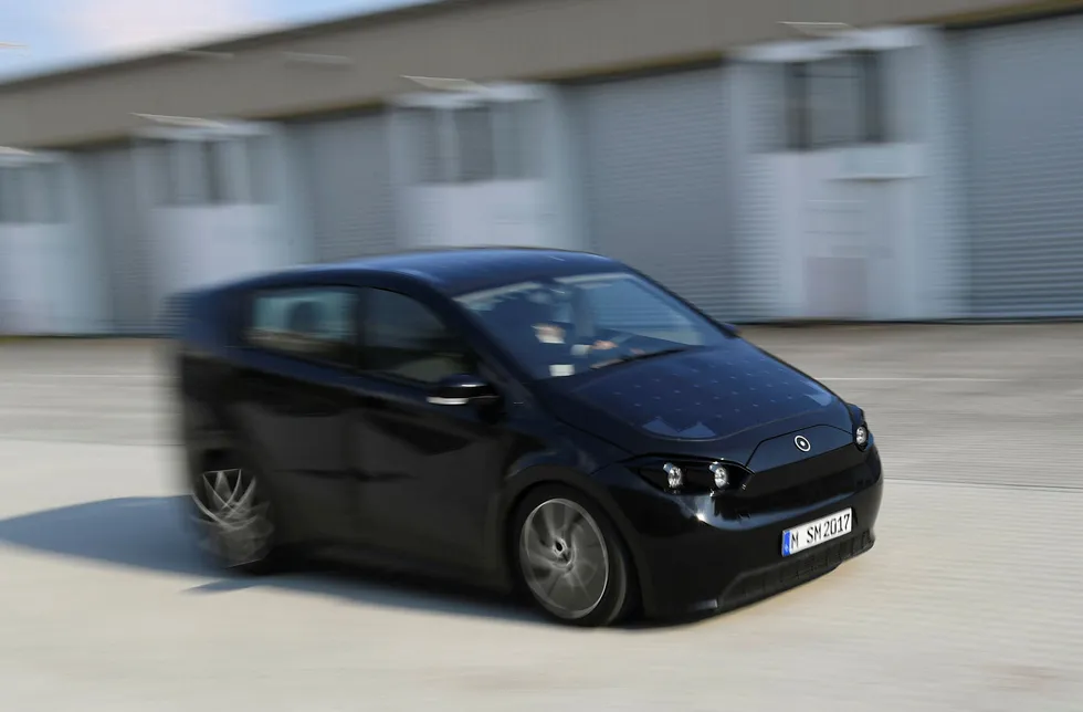 Den delsvis soldrevne elbilen Sion kan bli å se på veiene neste år. På bildet tester en av de ansatte hos bilprodusenten Sono Motors i forrige uke en prototype av bilen.