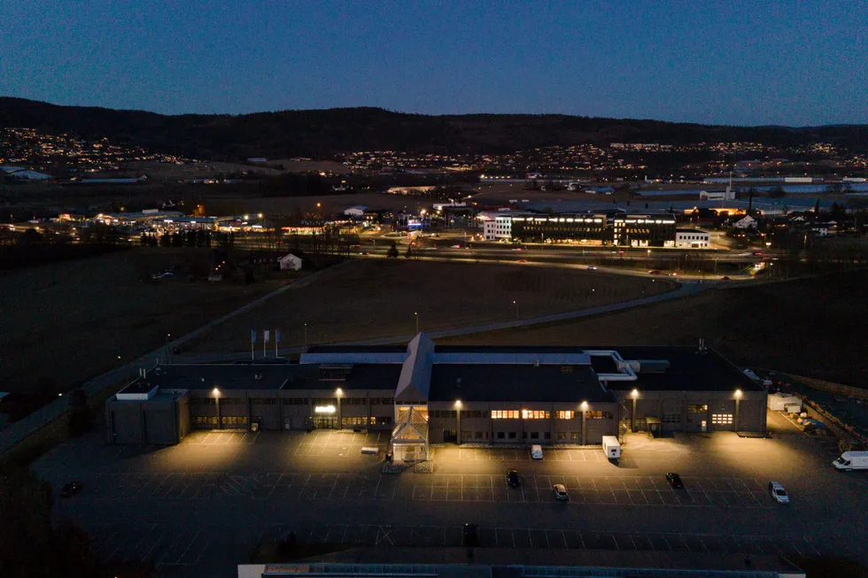 Bare noen hundre meter ligger mellom selskapene Norpec og Jacobsen Elektro i Lier. Jacobsen-kontorene er nærmest og Norpec i bakgrunnen.