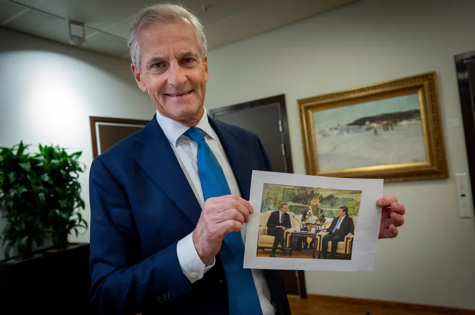 Statsminister Jonas Gahr Støre (Ap) viser frem et bilde han har på kontoret sitt med Kinas daværende visepresident Xi Jinping under et møte i Beijing. Støre var utenriksminister og fylte 50 år den dagen. Mandag reiser Støre tilbake til Kina der han blant annet skal ha et bilateralt møte med Kinas president Xi Jinping.