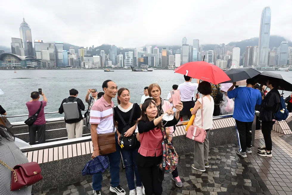 Turister og investorer flokker til Hongkong.