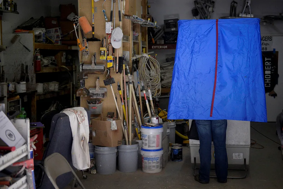 I en garasje i Chobert Decorators avgir en velger sin stemme i det amerikanske presidentvalget. Foto: Charles MostollerReuters/NTB scanpix