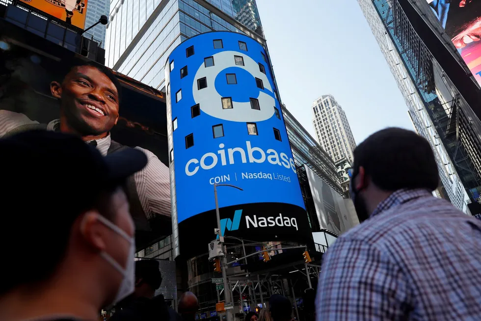 Kryptobørsen Coinbase fikk en solid debut på sin første dag som børsnotert selskap onsdag.