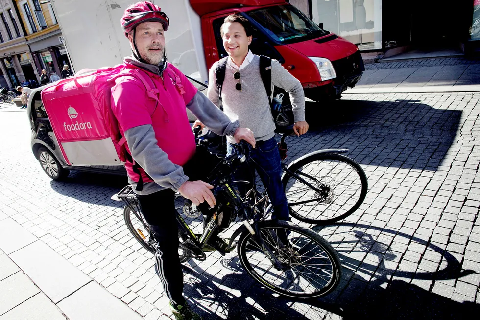Roar Groseth sykler ut mat for Foodora, her med Carl Tengberg, norgessjef i Foodora. Foto: Øyvind Elvsborg
