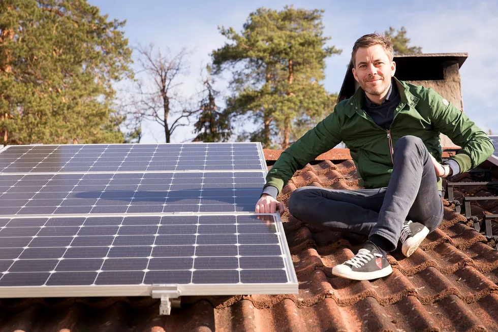 Andreas Thorsheim er en av gründerne bak Otovo. Selskapet skal fylle takene på norske boliger med solcellepanel. Her er han på en bolig i Bærum som nylig har fått installert solcellepaneler. Nå har han og gründerne solgt seg ned etter å ha fått nye eiere.