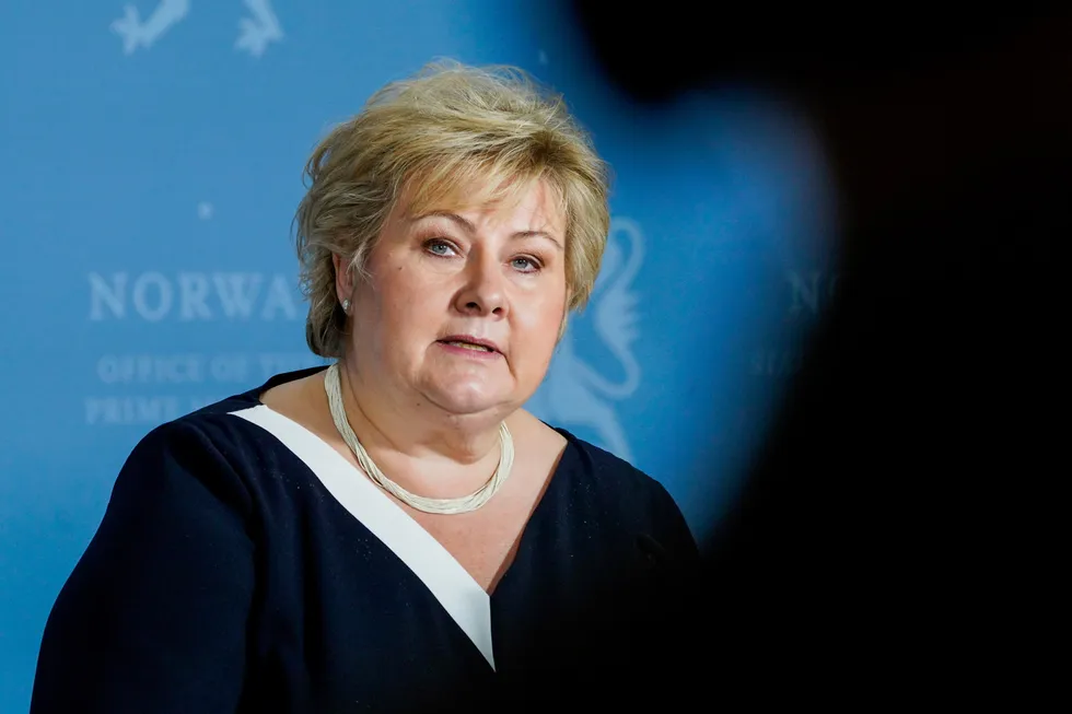 Statsminister Erna Solberg (H) opplyser på en pressekonferanse onsdag kveld at regjeringen endrer vaksinestrategi.