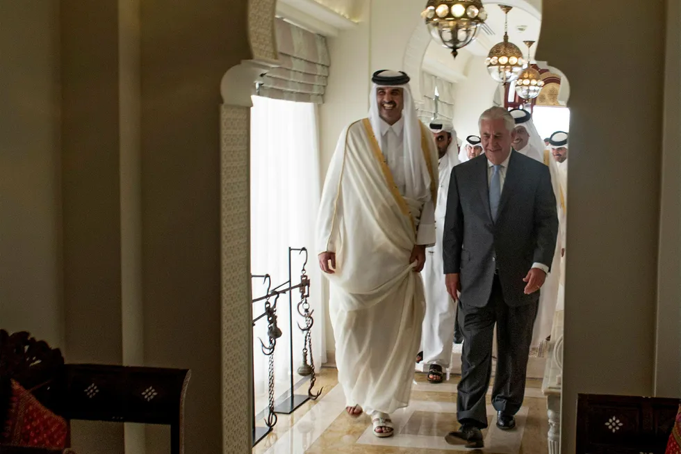 Emiren av Qatar, Sheikh Tamim Bin Hamad Al Thani, tok tirsdag imot USAs utenriksminister Rex Tillerson, som skal megle i konflikten. Foto: Alexander W. Riedel/US State Department via AP/NTB scanpix