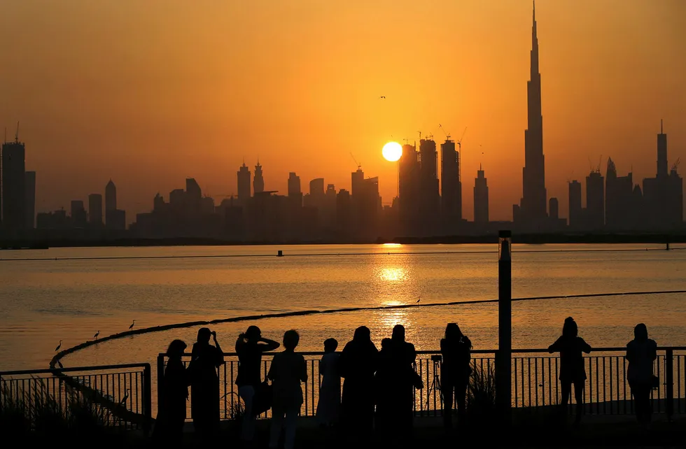 Solnedgang over Dubai, hovedstaden i De forente arabiske emirater. Regjeringen i landet kunngjorde torsdag at de åpner et departement for kunstig intelligens. Foto: Kamran Jebreili/NTB Scanpix