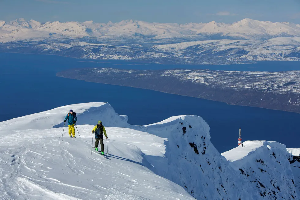 Ronny Dahl og Arnt Øverbyhagen har festet feller under skiene for å ta seg opp til Mørkhola fra Linken, som er heissystemets øverste punkt