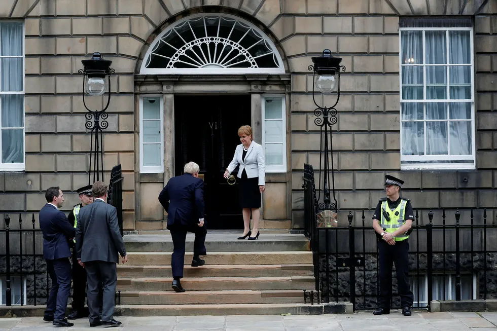 Boris Johnson møtte buing fra oppmøtte og klare advarsler mot en hard brexit, da han mandag møtte Skottlands politiske leder Nicola Sturgeon.
