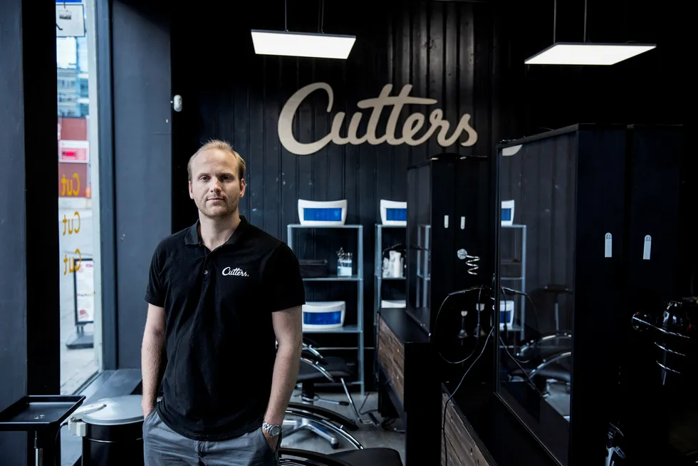 Gründer og daglig leder Andreas Kamøy i Cutters melder kjeden inn i hovedorganisasjonen Virke. Her i frisørsalongen i Torggata. Foto: Fredrik Bjerknes