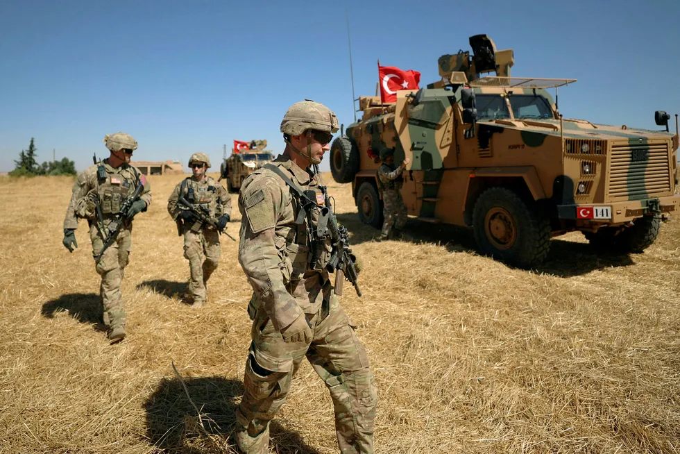 Trekker USA seg tilbake fra en global rolle som avskrekker, er det fritt frem for konfliktentreprenørene. Her patruljerer amerikanske og Tyrkiske soldater området nær Tel Abyad, Syria.
