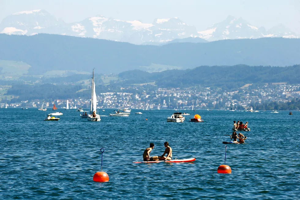 Sommerlig stemning på Zürichsee, den store innsjøen ved millionbyen Zürich. I åsene over sjøen har nå også Sandvold-familien fått ny postadresse.
